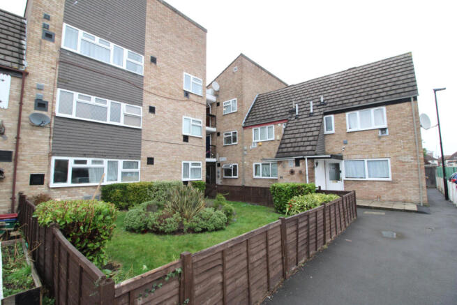 Spacious One Bedroom Ground Floor Flat with Priva