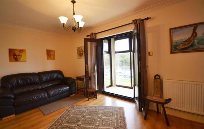 2 Living ROOM.jpg
