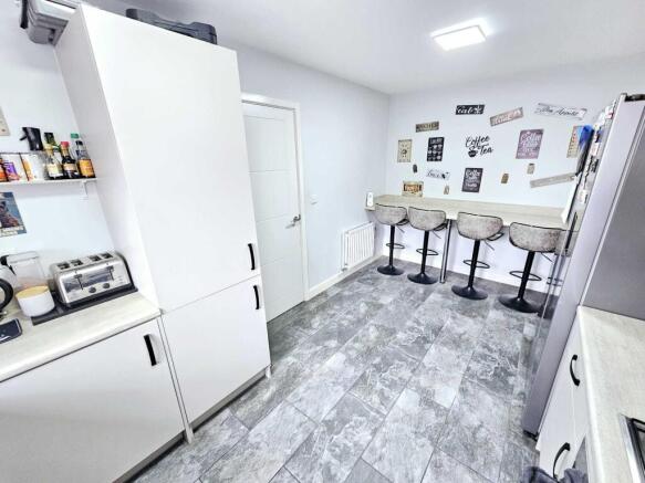 3 bed Semi-Detached for sale Image 10