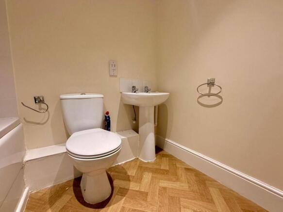 2 bed Apartment to rent Image 5