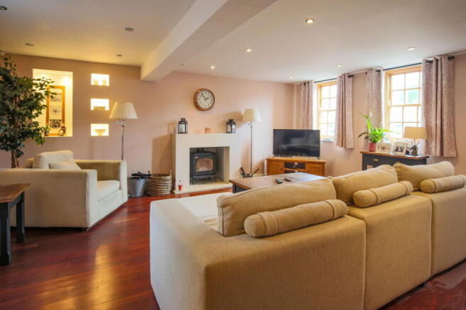 5 bed Detached for sale Image 6
