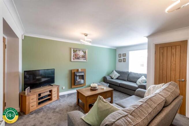 4 bed Detached for sale Image 5