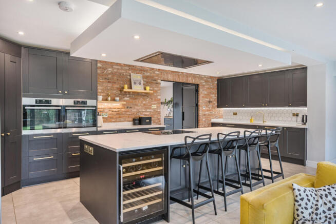 1365825-8-68ef6ec...