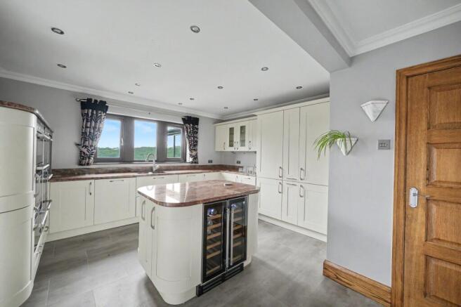 5 bed Detached for sale Image 12