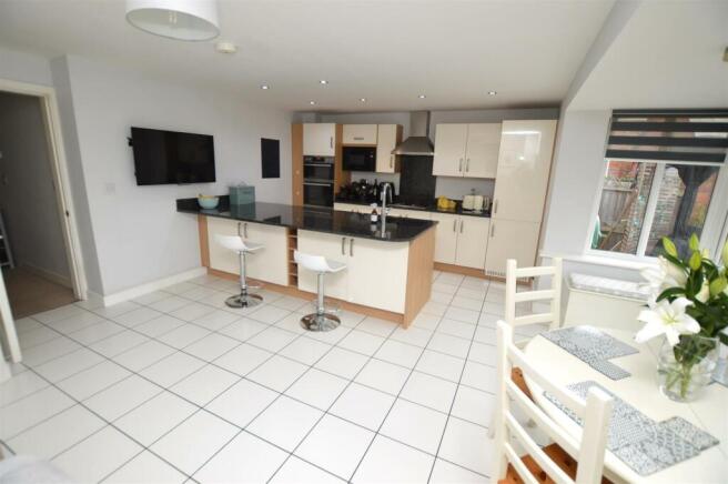 Open plan kitchen/dining/living room