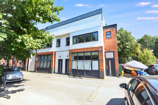 Flat 6, Unit 2, Station Court, Bourne End SL8 5YQ