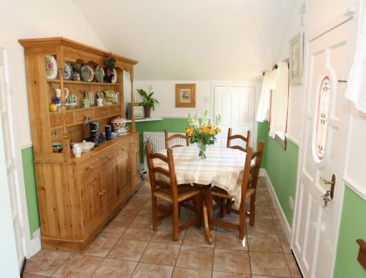 BREAKFASTING ROOM