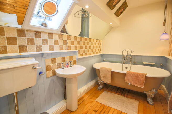 5 bed Detached for sale Image 12