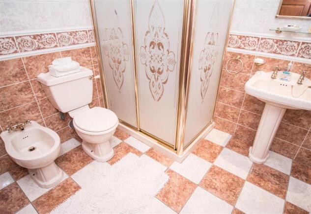 EN-SUITE SHOWER ROOM