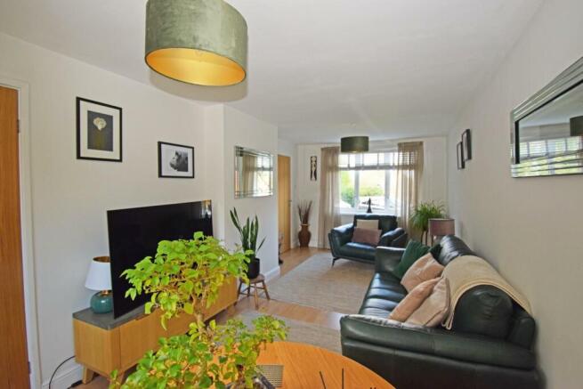 33 Elmley Close, living b.jpg