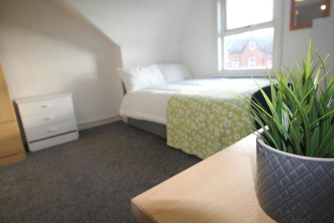 2 bed Flat to rent Image 12