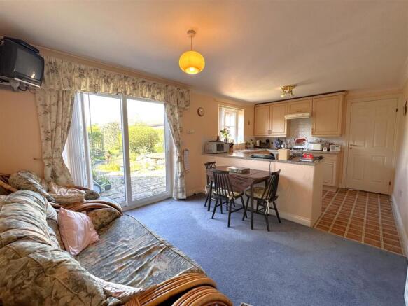 Spacious Dining Kitchen 821