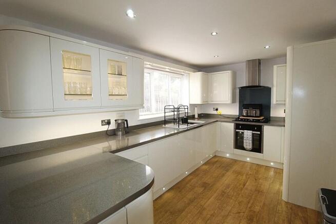 4 bed Detached for sale Image 8