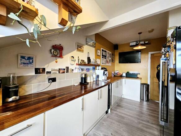 2 bed Flat for sale Image 6