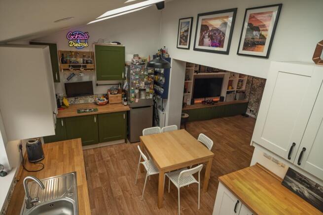 4 bed Semi-Detached for sale Image 11