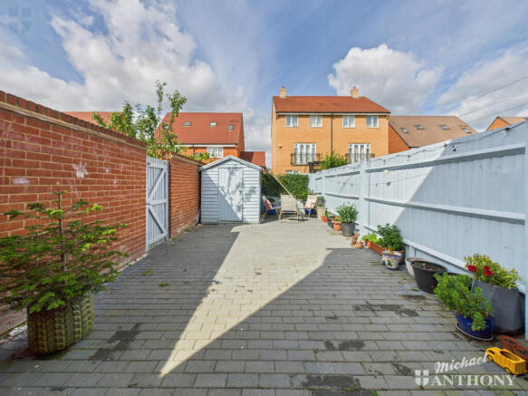 CAM03852G0-PR0420-STILL011