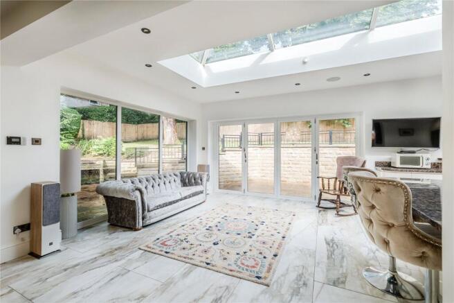 5 bed Detached for sale Image 11