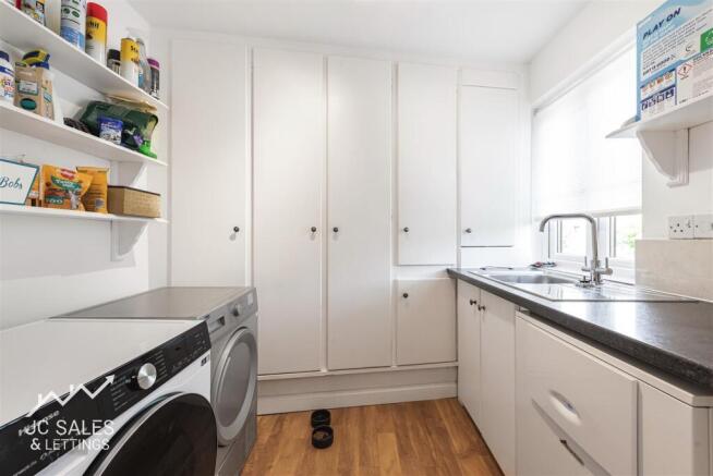 5 bed Link Detached House for sale Image 6
