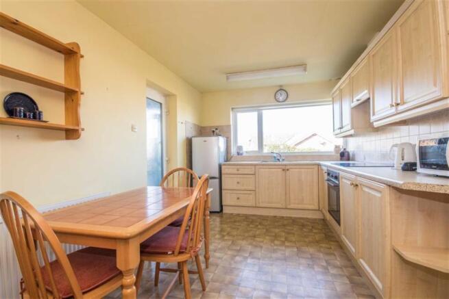 KITCHEN / DINING ROOM