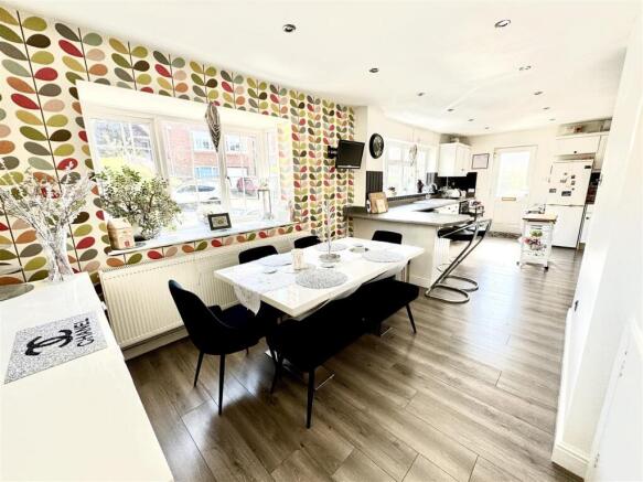 Kitchen / Dining Area