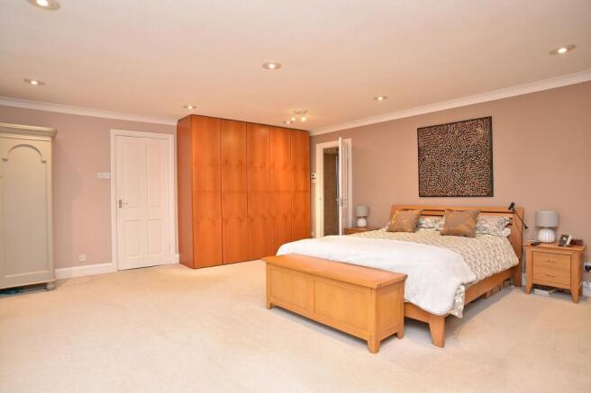 4 bed Detached for sale Image 5