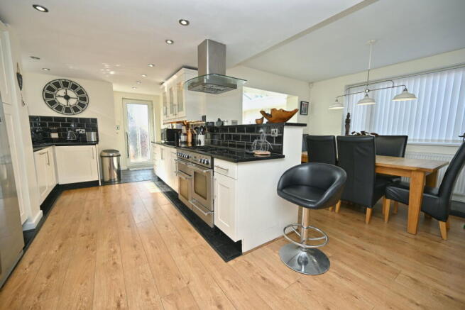4 bed Detached for sale Image 5
