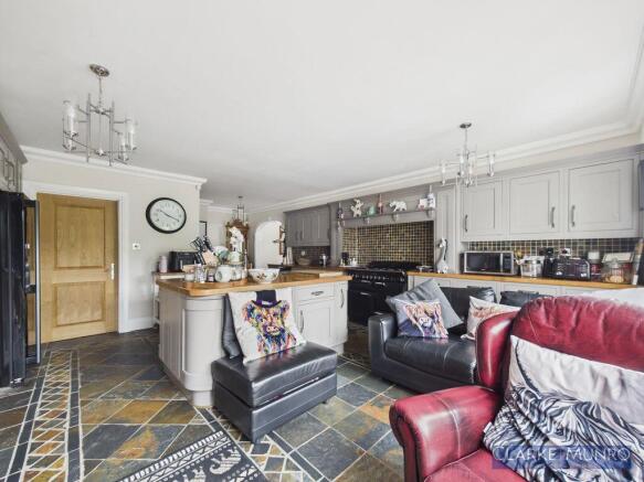 4 bed Semi-Detached for sale Image 11