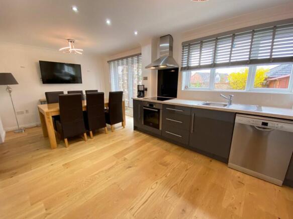 KITCHEN/DINING ROOM