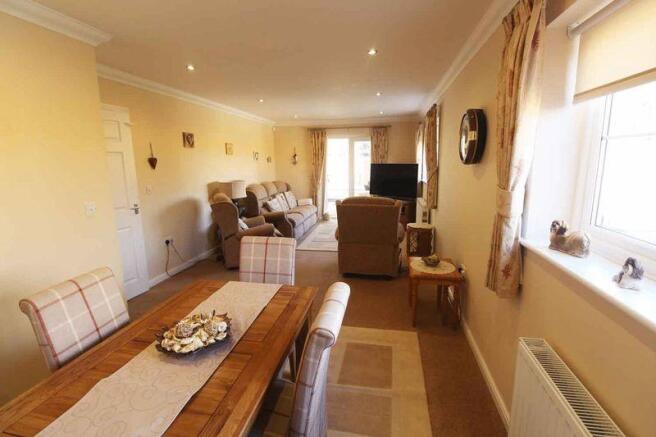 Lounge/Dining ...