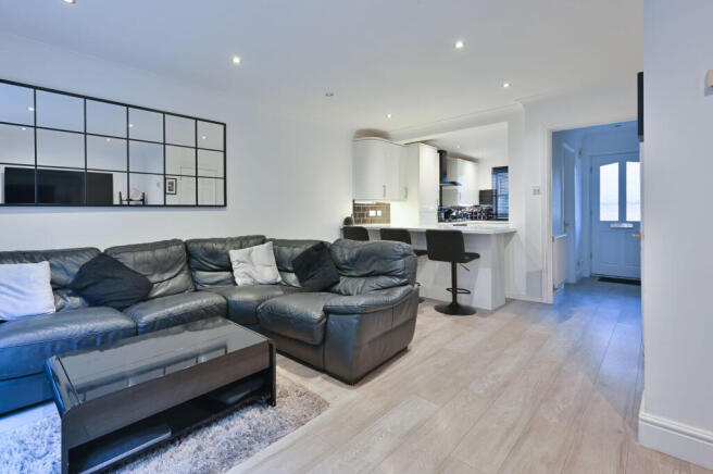 Montague Hall Place, Bushey, WD23 photo 4