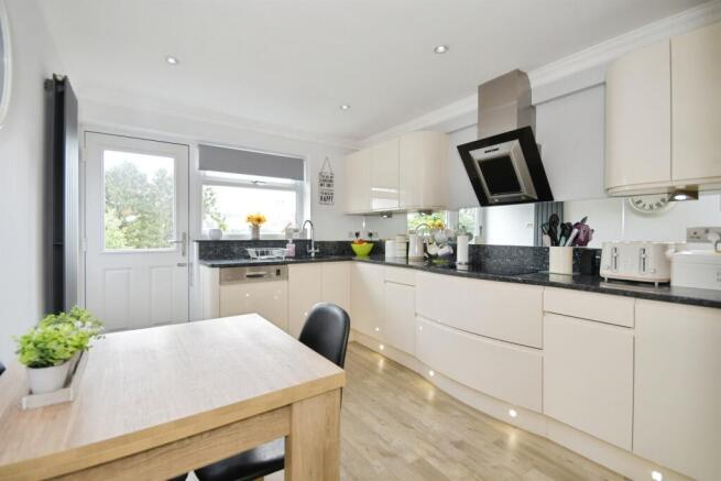4 bed Detached for sale Image 5