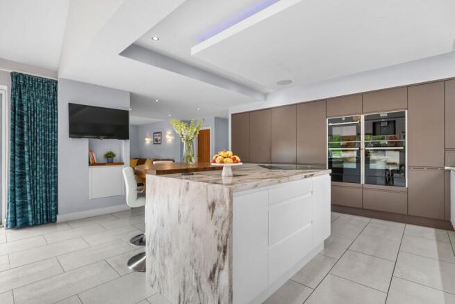 6 bed Detached for sale Image 7