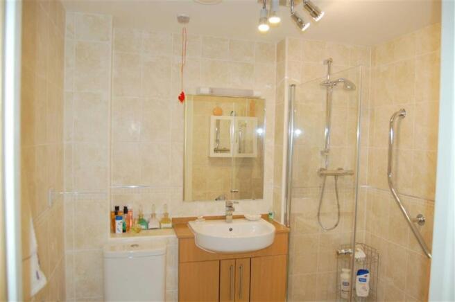 EN-SUITE TILED 3-PIE