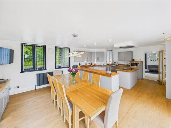 5 bed Detached for sale Image 11
