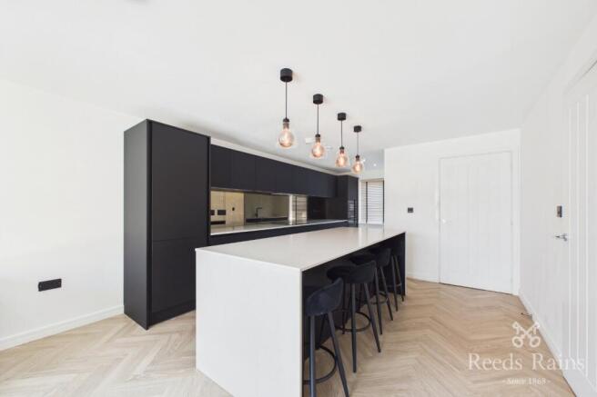 4 bed Detached to rent Image 6