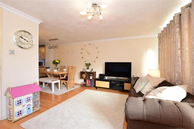 Lounge/Dining Area