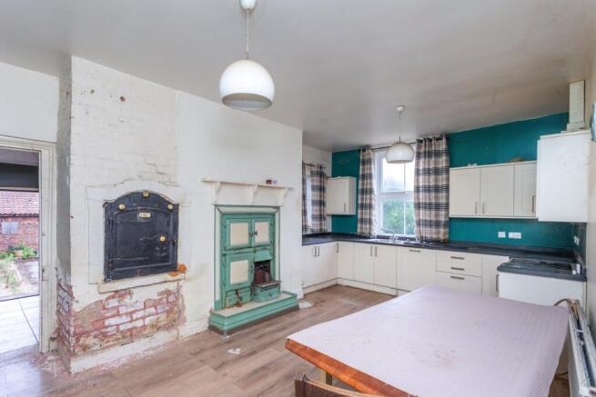 5 bed Detached for sale Image 9