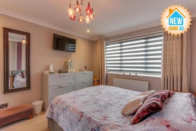 MAIN BEDROOM: