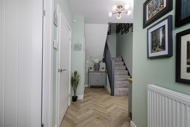 4 bed Detached for sale Image 8