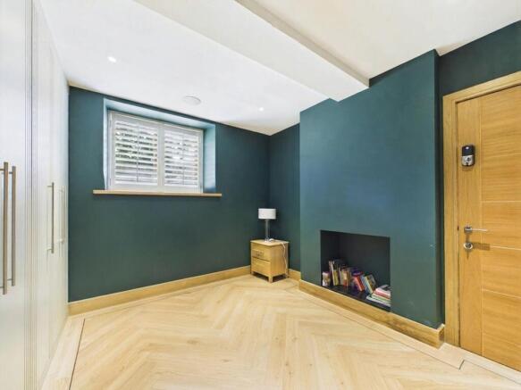 5 bed Detached for sale Image 10