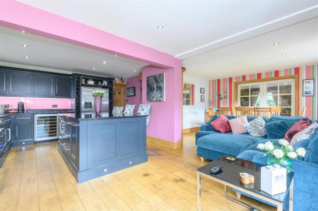 5 bed Detached for sale Image 7