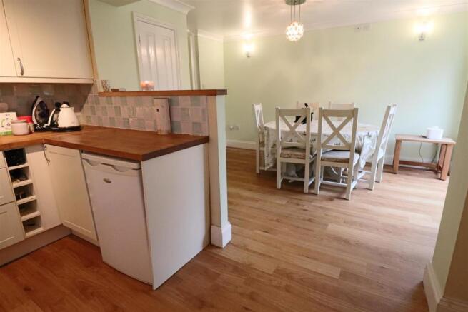 SPACIOUS KITCHEN/DINER