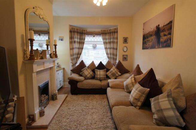 LOUNGE/DINING AREA