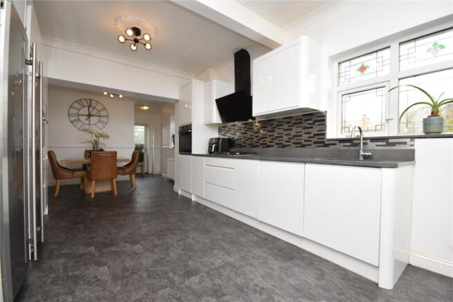 4 bed Bungalow to rent Image 4
