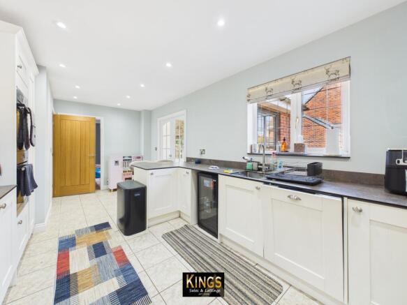 4 bed Detached for sale Image 7