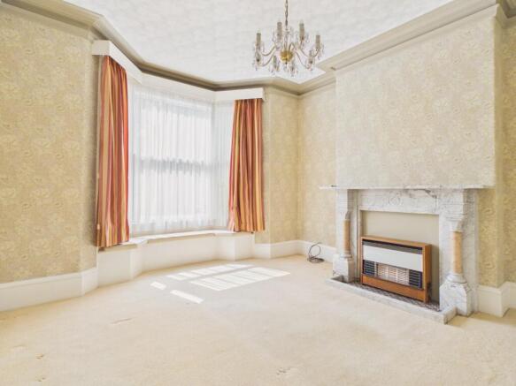 5 bed Semi-Detached for sale Image 4