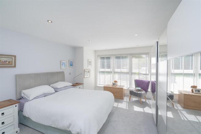 3 bed Apartment for sale Image 5