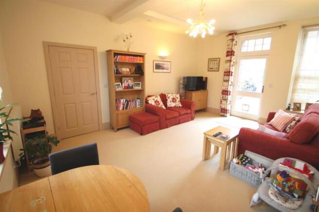 lounge/dining room