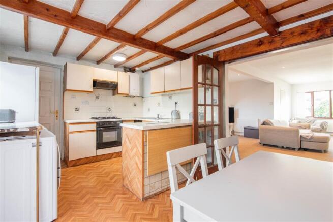 Kitchen & Dining