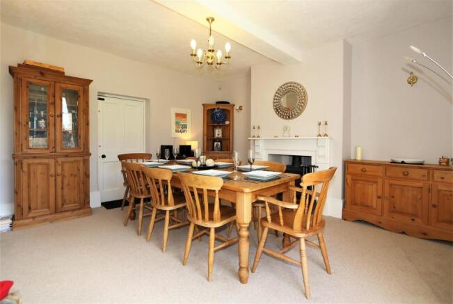 SEPARATE DINING ROOM